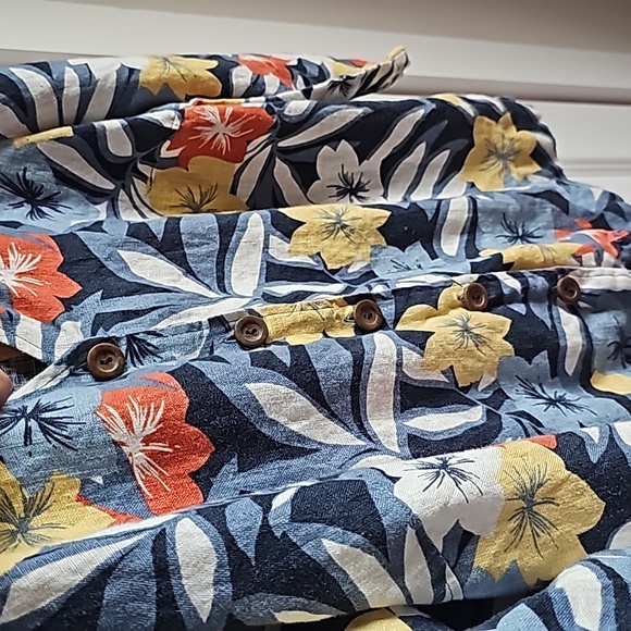 Hot cotton Hawaiian Style Button Down 100% Linen Size Small EUC - Picture 3 of 5